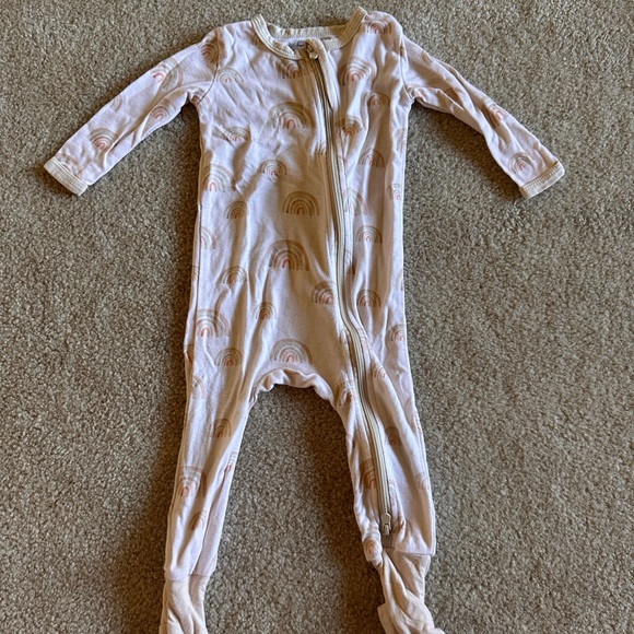 Dreamland Baby Neutral Rainbow Onesie, size 9-12 months - Picture 1 of 3